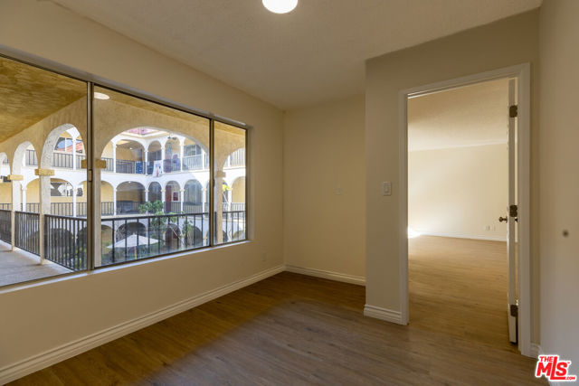 1033 6TH Street, Santa Monica CA: https://media.crmls.org/mediaz/862f9a74-9695-4bb1-9d9a-cf68e8751183.jpg
