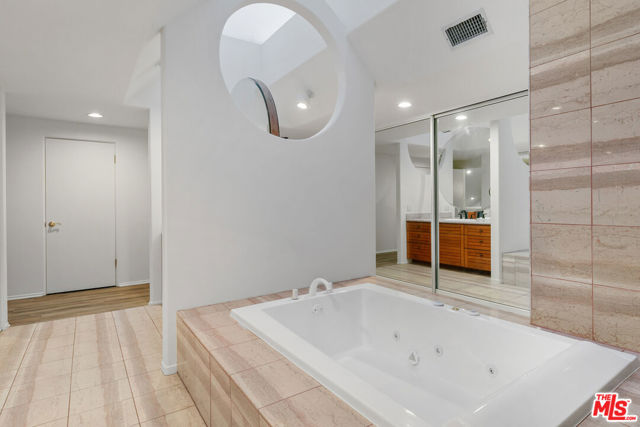 32215 Pacific Coast Highway, Malibu CA: https://media.crmls.org/mediaz/862fac00-c1e3-4962-8728-d079b69e2338.jpg