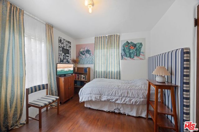 3806 Carnavon Way, Los Angeles CA: https://media.crmls.org/mediaz/862fb015-f616-499b-896f-f5e974888fa7.jpg