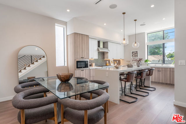 4427 Studio Place, Studio City CA: https://media.crmls.org/mediaz/86307f37-d879-406d-b42a-014d90ac4659.jpg