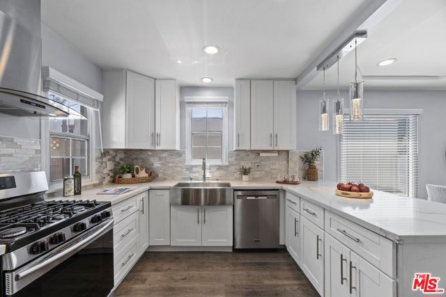 5711 W 18th Street, Los Angeles CA: https://media.crmls.org/mediaz/86308d37-a613-4166-be5c-b0b496eb1976.jpg