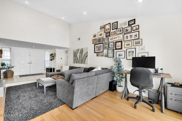 30 S Ellis Place, Newbury Park CA: https://media.crmls.org/mediaz/8630e6b4-d8be-4a70-bde6-18dc04d3c700.jpg