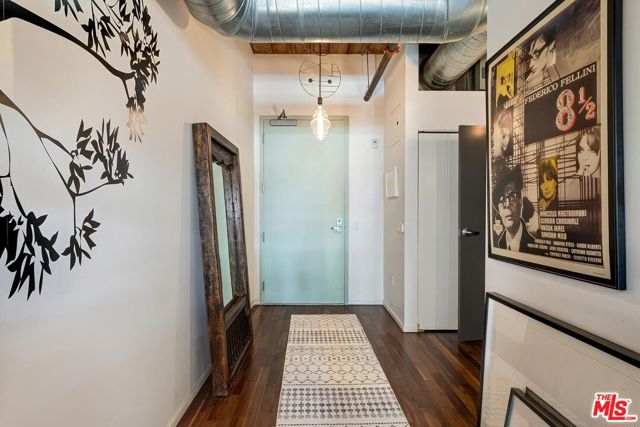530 S Hewitt Street, Los Angeles CA: https://media.crmls.org/mediaz/86313cd3-6140-40a7-b7dd-0b7e9cf52360.jpg