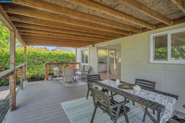 2968 Glenside Dr, Concord CA: https://media.crmls.org/mediaz/86313fde-2327-4dd0-a4fb-4ad00442cb34.jpg