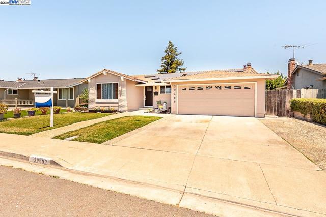 32409 Elizabeth Way, Union City CA: https://media.crmls.org/mediaz/863165f7-2e66-425d-b444-a7bb24c32634.jpg