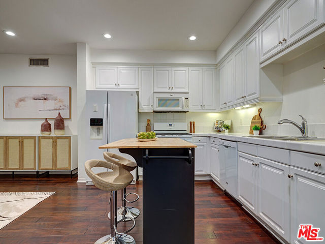 6020 S Seabluff Drive, Playa Vista CA: https://media.crmls.org/mediaz/86322c3e-cc42-4c9e-802d-02af50797b88.jpg