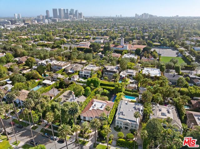 625 Foothill Road, Beverly Hills CA: https://media.crmls.org/mediaz/86326746-b4b2-44da-b603-80865b1d9d40.jpg