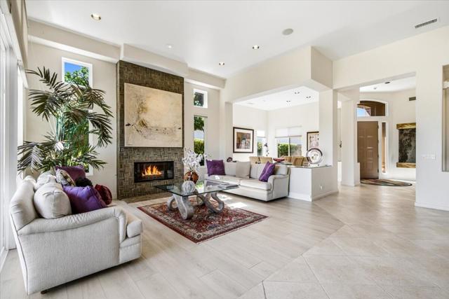 384 Tomahawk Drive, Palm Desert, CA 92211