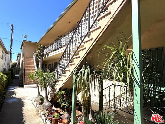 1310 10th Street, Santa Monica CA: https://media.crmls.org/mediaz/8632ea5d-66d5-4879-92cd-581c029f7fe6.jpg