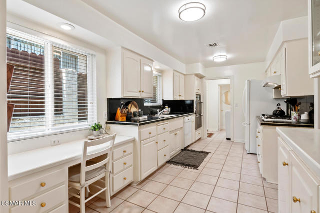 4324 Natoma Avenue, Woodland Hills CA: https://media.crmls.org/mediaz/8632f309-6f0f-407e-aa9e-cd11884e26bf.jpg