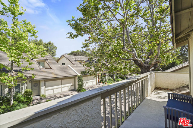 6505 Dume Drive, Malibu CA: https://media.crmls.org/mediaz/8633785b-f93b-43fd-83f6-5526a2033cf4.jpg