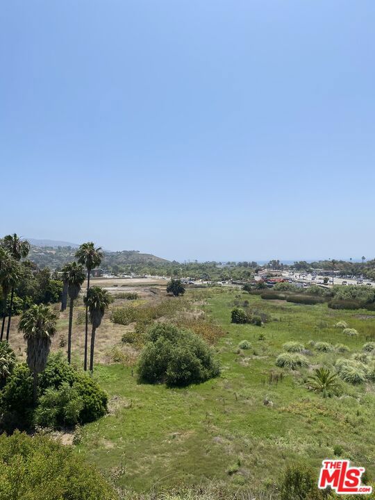 https://media.crmls.org/mediaz/8633bcb6-f9e7-4b19-aefa-d140382d0849.jpg?preset=X-Large