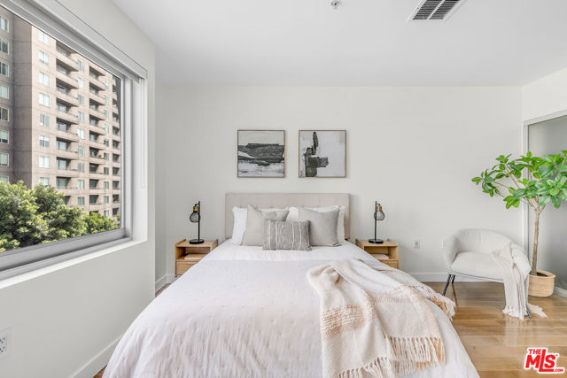 901 S Flower Street, Los Angeles CA: https://media.crmls.org/mediaz/86347ef8-045d-4a3f-bd8d-048b2974b182.jpg