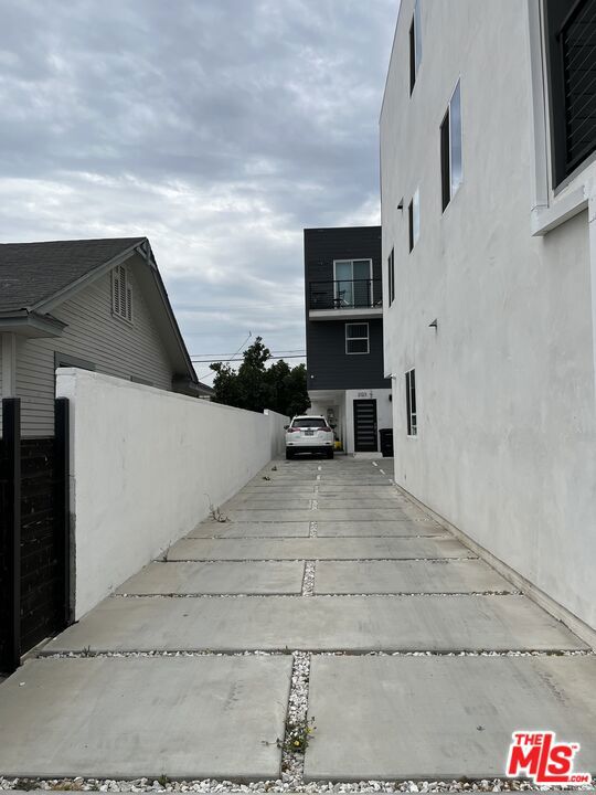 2121 S Burnside Avenue, Los Angeles CA: https://media.crmls.org/mediaz/8634ac5b-6f86-4ac0-84fa-50b9d63960ad.jpg