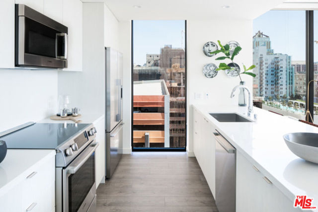801 S OLIVE Street, Los Angeles CA: https://media.crmls.org/mediaz/8635feba-3bb5-4bbb-9784-cf661d9e3aa1.jpg