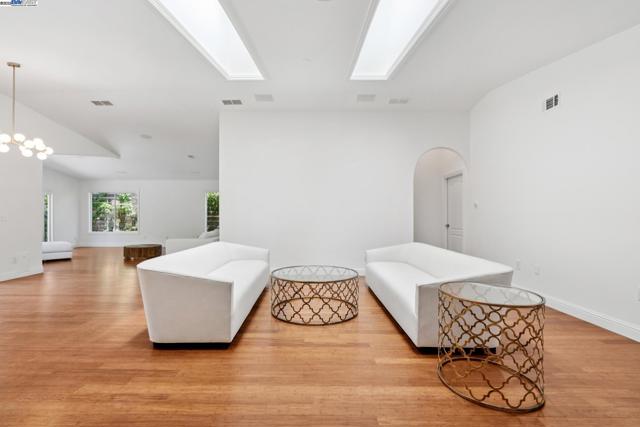 2643 Buena Vista Ave, Walnut Creek CA: https://media.crmls.org/mediaz/86377390-4702-40de-9f54-aff1f426b5ec.jpg