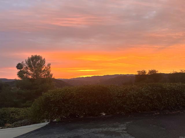 1707 Santa Margarita Drive, Fallbrook CA: https://media.crmls.org/mediaz/8637c65f-69d0-4772-bb7c-32334d3c89ba.jpg