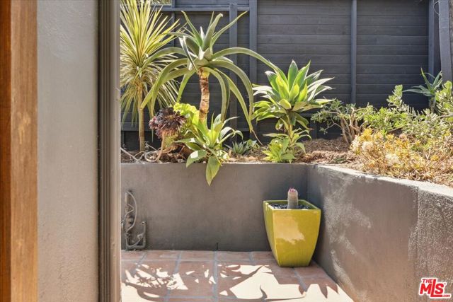 2467 Silver Ridge Avenue, Los Angeles CA: https://media.crmls.org/mediaz/8637e81b-c529-4052-a254-4f67e2e2f4b6.jpg