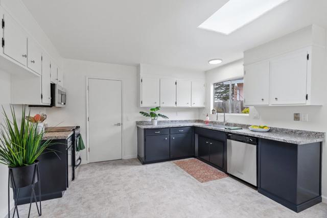 274 Cosky Drive, Marina CA: https://media.crmls.org/mediaz/8637ee7b-d0eb-4e32-b29b-b463bb187fbc.jpg