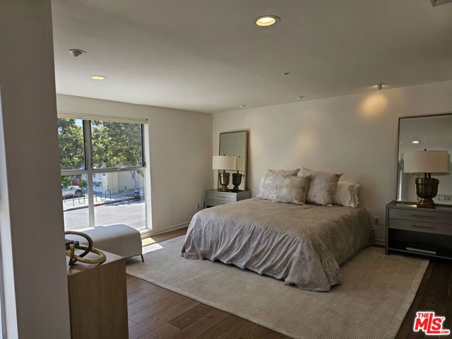 1617 Broadway, Santa Monica CA: https://media.crmls.org/mediaz/863b0b19-0150-4b89-8d27-8771c92df692.jpg
