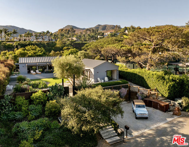 28036 Sea Lane Drive, Malibu CA: https://media.crmls.org/mediaz/863be949-03bf-431c-abc8-a8b80f3a3dc4.jpg