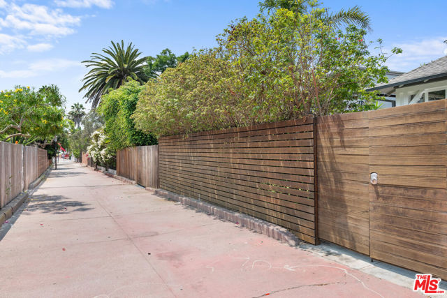 45 Breeze Avenue, Venice CA: https://media.crmls.org/mediaz/863c25bc-be71-41f8-82d3-18d8a1eff9e2.jpg