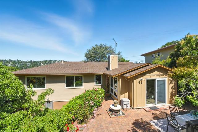 1627 El Verano Way, Belmont CA: https://media.crmls.org/mediaz/863cf843-d473-4bd8-95f1-85ab02bb6ac1.jpg