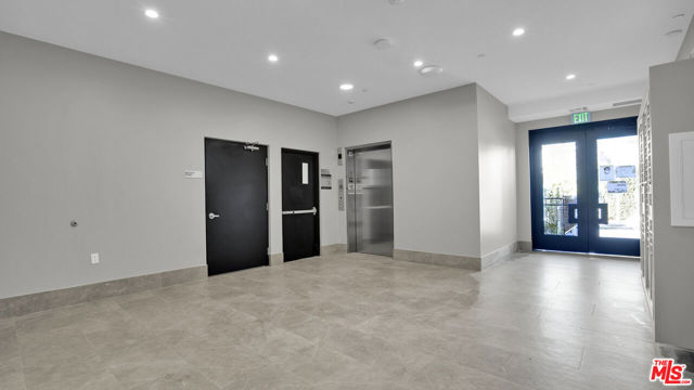 846 S Mariposa Avenue, Los Angeles CA: https://media.crmls.org/mediaz/863e5fa5-914e-4347-ba2b-d99449035d3d.jpg