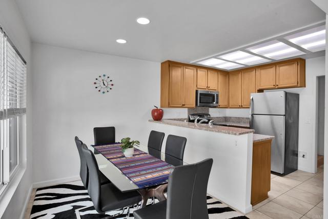 Detail Gallery Image 6 of 23 For 3380 Caminito Gandara, La Jolla,  CA 92037 - 3 Beds | 2/1 Baths