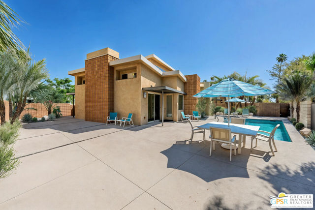 941 Oceo Circle, Palm Springs CA: https://media.crmls.org/mediaz/863faac0-456c-4e4a-9110-cc83f021136e.jpg