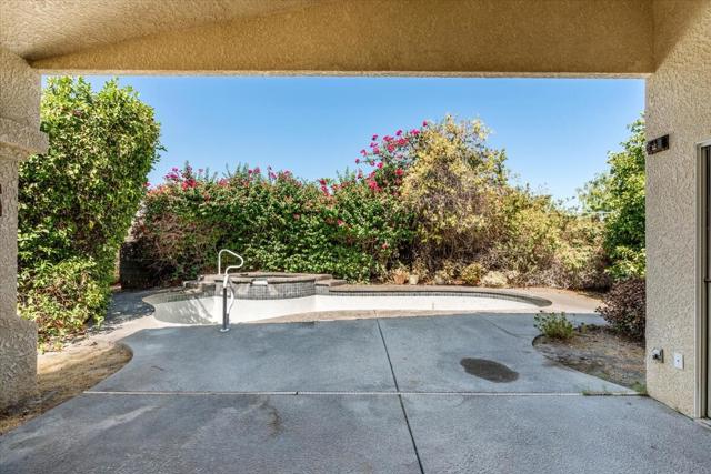 41995 Hemingway Court, Palm Desert CA: https://media.crmls.org/mediaz/863fc1af-8d81-4427-9130-fa132ea26a7b.jpg