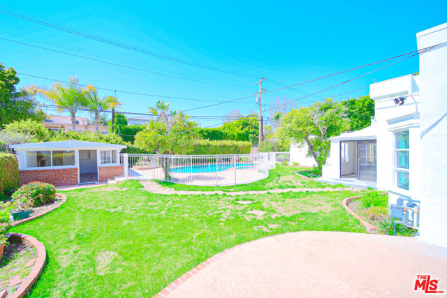 525 N Rexford Drive, Beverly Hills CA: https://media.crmls.org/mediaz/863fe06e-5e93-4815-804e-46738ae1df03.jpg