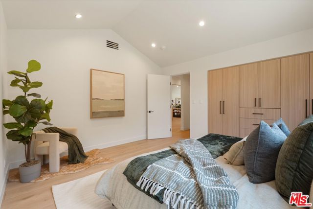 13949 Cumpston Street, Sherman Oaks CA: https://media.crmls.org/mediaz/86407c66-e6c2-4da1-9a18-671c21c2e94d.jpg