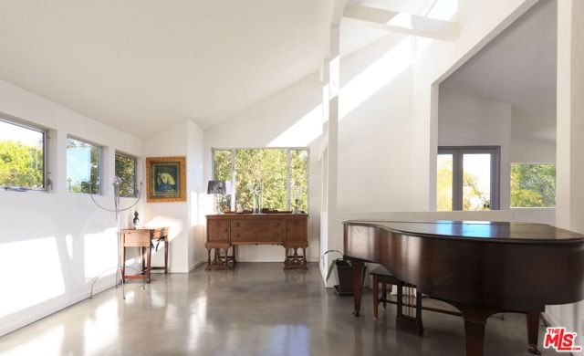 14622 Valley Vista Boulevard, Sherman Oaks CA: https://media.crmls.org/mediaz/86418ddc-3763-45e4-bf37-23c5e9dd50b9.jpg