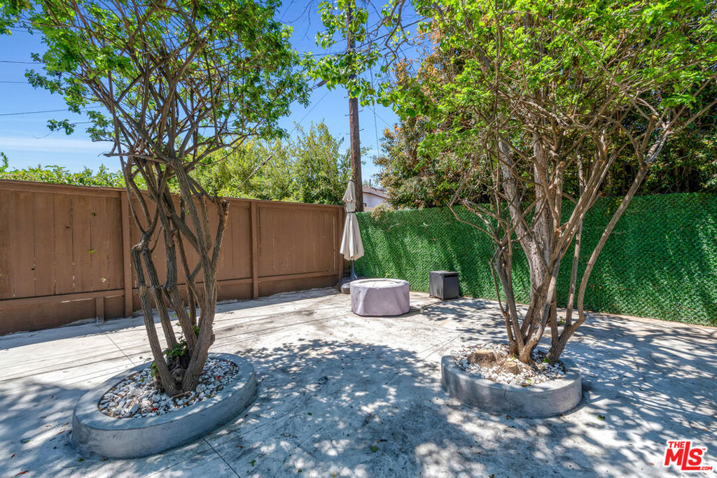https://media.crmls.org/mediaz/8641d9e9-f208-4723-a0e6-1371035926c4.jpg?preset=X-Large