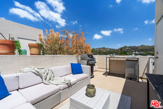 944 N Stanley Avenue, West Hollywood CA: https://media.crmls.org/mediaz/86420f89-7e1d-4aa0-a456-0db1807da028.jpg