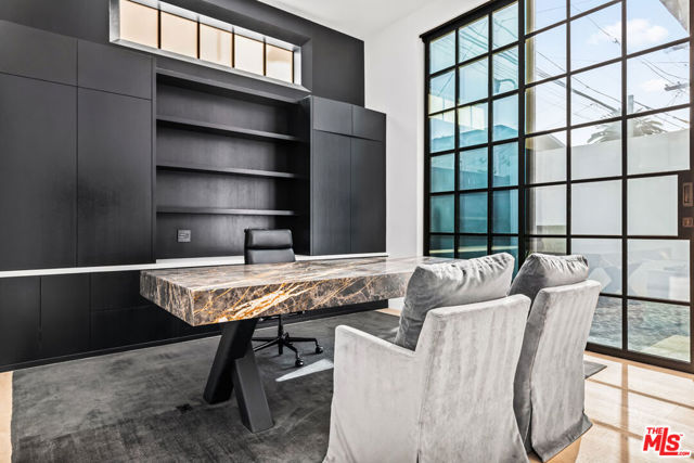 1346 Abbot Kinney Boulevard, Venice CA: https://media.crmls.org/mediaz/864279c3-5e96-44b5-80ae-7377d79e8b34.jpg