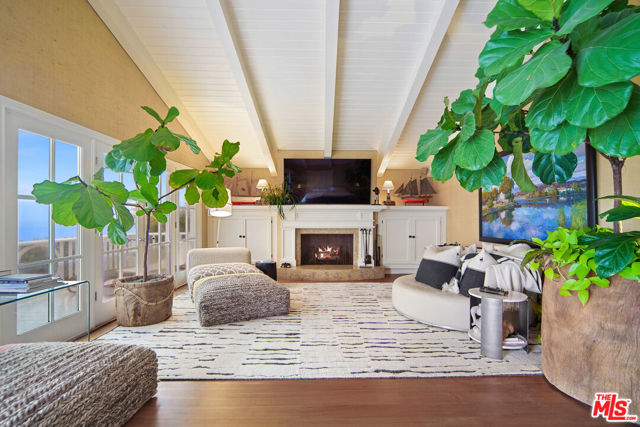 31740 Broad Beach Road, Malibu CA: https://media.crmls.org/mediaz/8642c4bd-8525-48c3-99a5-9c61711d3491.jpg