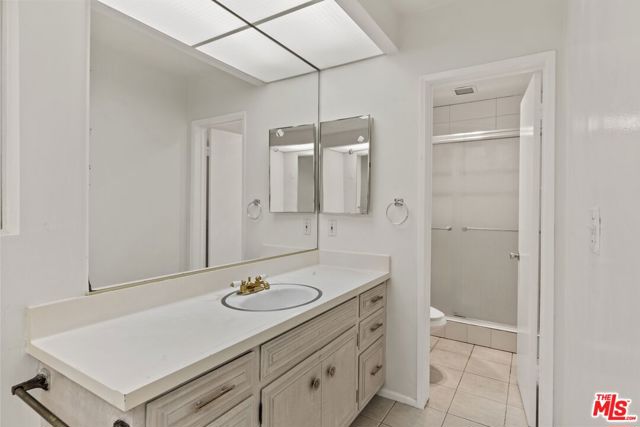 1033 6TH Street, Santa Monica CA: https://media.crmls.org/mediaz/86433352-9078-4834-b7b8-8dc8196f7b30.jpg