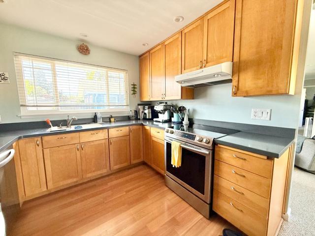 11511153 Sanchez Way, Redwood City CA: https://media.crmls.org/mediaz/8644af34-c100-4df3-a82e-16980041cb3d.jpg
