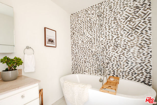3029 Sequit Drive, Malibu CA: https://media.crmls.org/mediaz/8645a19c-2294-48b3-9f1d-67958fb4cb81.jpg