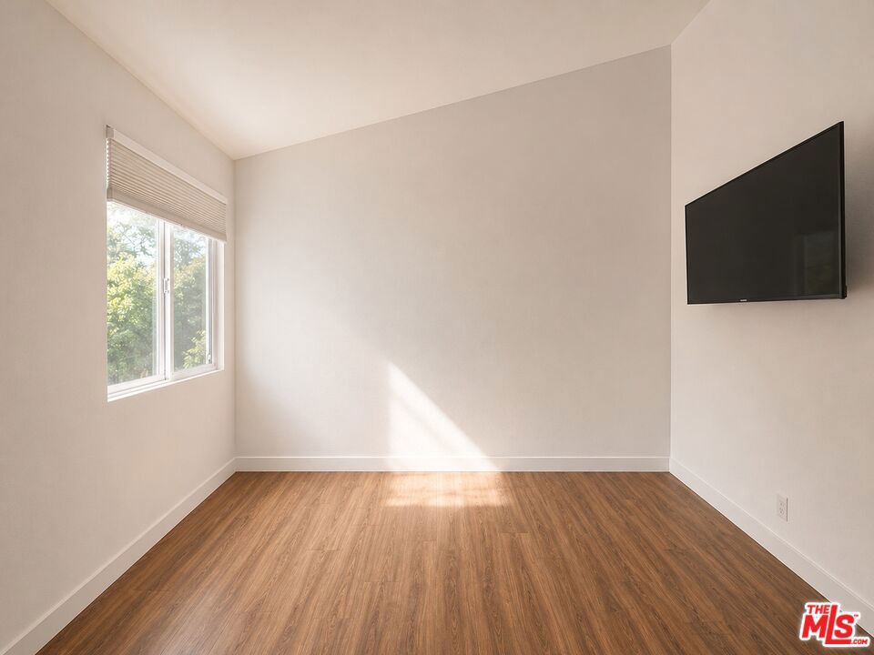 https://media.crmls.org/mediaz/8645bca1-254b-49d2-8a2d-0cdb1593a10b.jpg?preset=X-Large