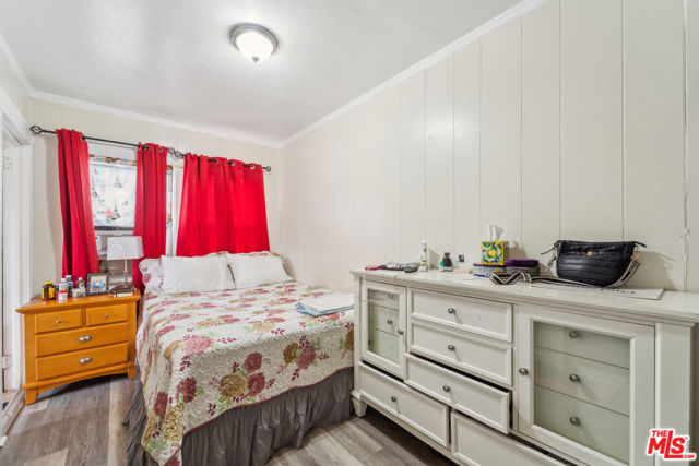 1946 S La Salle Avenue, Los Angeles CA: https://media.crmls.org/mediaz/8647a030-2c50-417b-863f-6e94581ed8f6.jpg