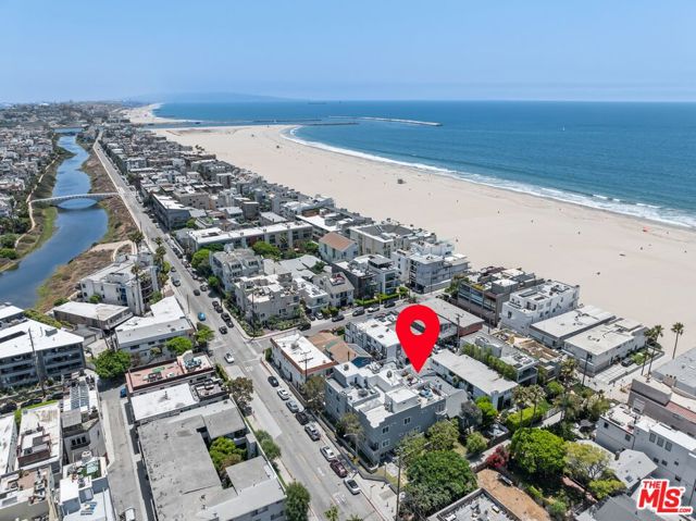 32 Galleon Street, Marina del Rey CA: https://media.crmls.org/mediaz/8647c48d-c739-4a17-b077-f0d5b9907937.jpg