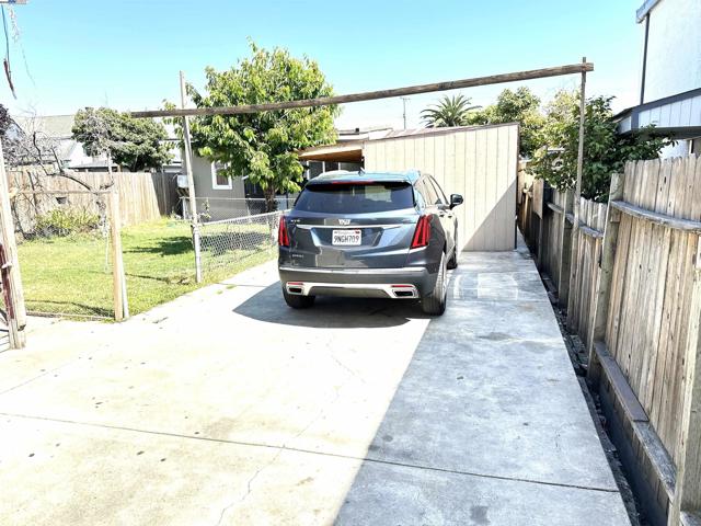 1610 85th Avenue, Oakland CA: https://media.crmls.org/mediaz/86480c84-cf1b-4964-8b1e-4ee7439ab904.jpg