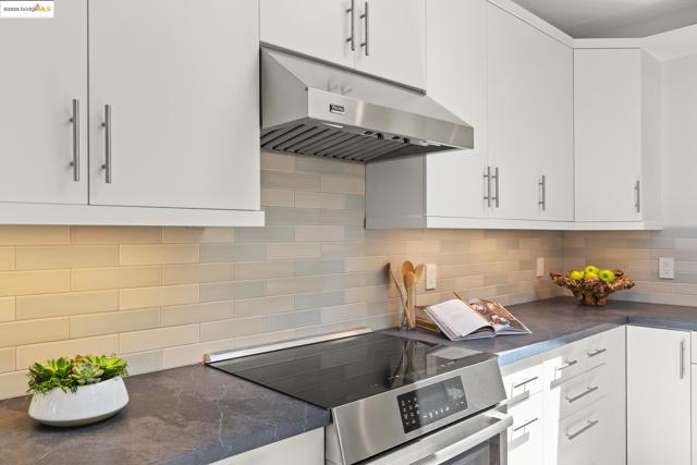20 Ascot Ct, Oakland CA: https://media.crmls.org/mediaz/8648b03c-730a-4a6c-84d8-d3e68d9ac41a.jpg