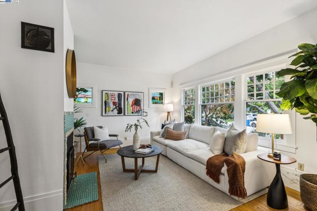 3215 Liberty Ave, Alameda CA: https://media.crmls.org/mediaz/8648c8c2-5a74-4be2-b3c6-1a1fdb337991.jpg
