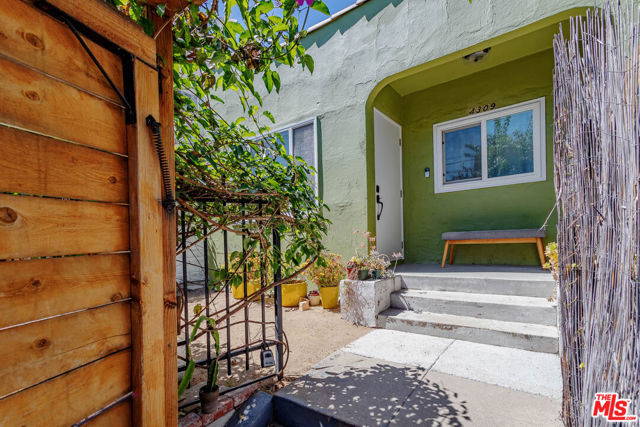 4307 Burns Avenue, Los Angeles CA: https://media.crmls.org/mediaz/864cf9ec-a0b1-43b0-9ed9-1ffe04de7433.jpg