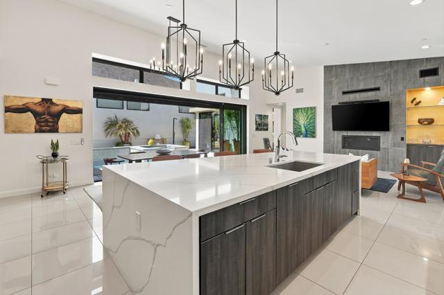 160 Obsidian Loop N, Palm Springs, CA 92264