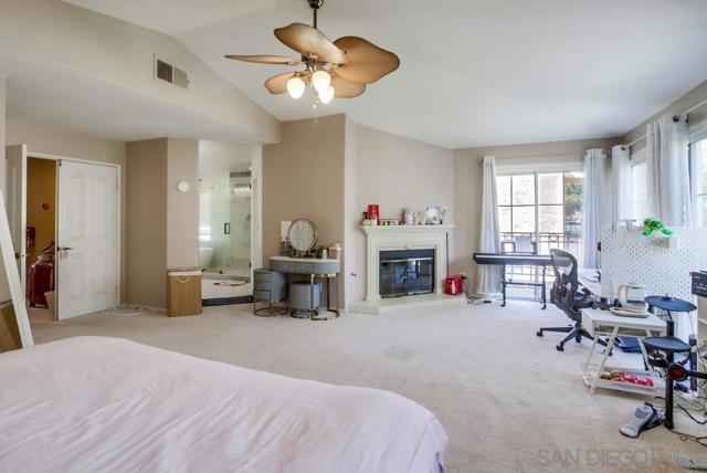 5159 Renaissance Ave, San Diego CA: https://media.crmls.org/mediaz/864e4ff7-0df0-43fc-a650-a6c1a81dbdef.jpg